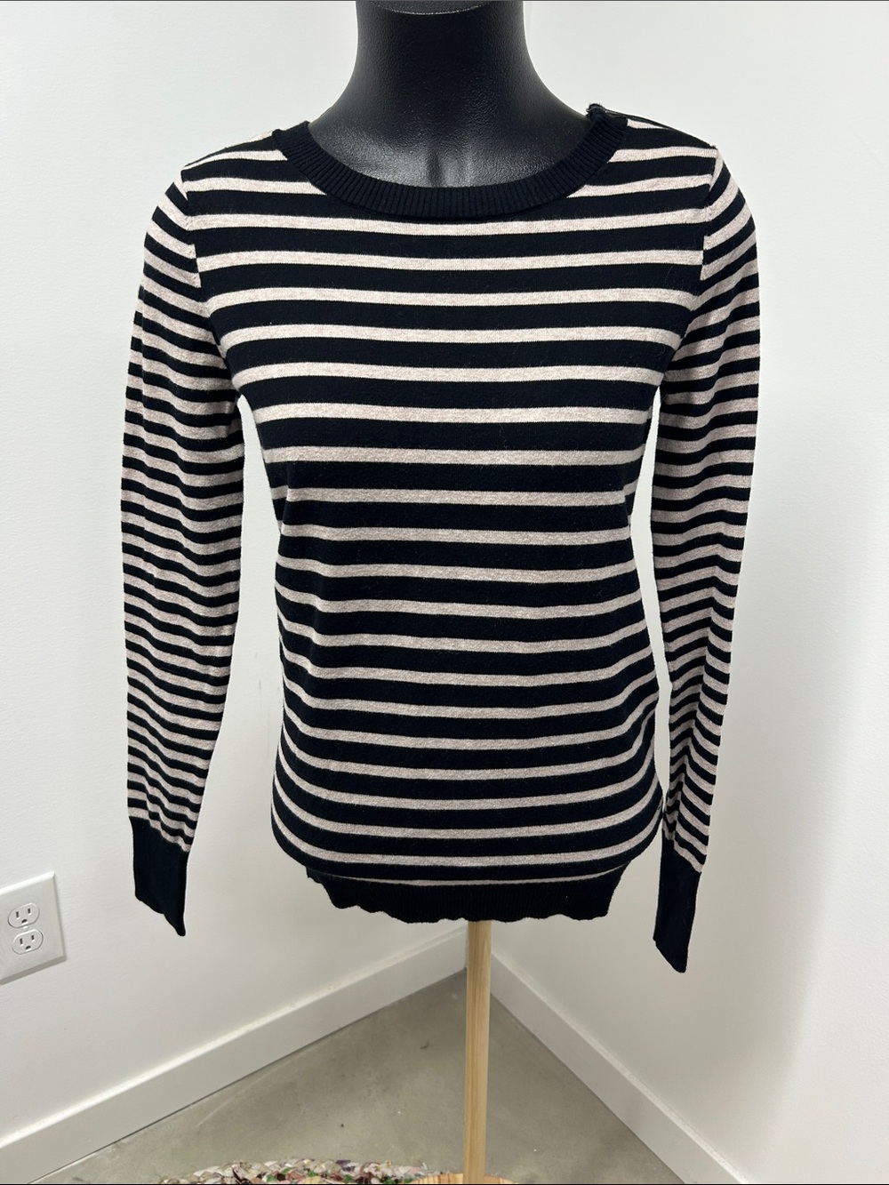 Express Black Beige Striped Crew Neck Sweater Shoulder Zip Size M